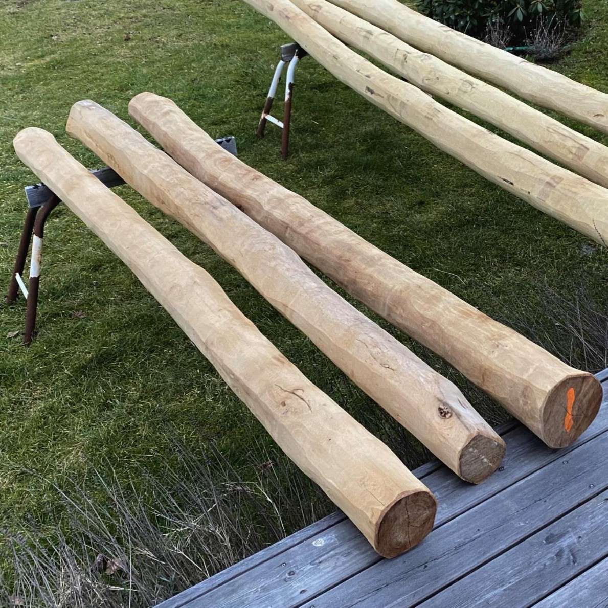 Pudsede hele pæle i ren kernetræ klar til montering
