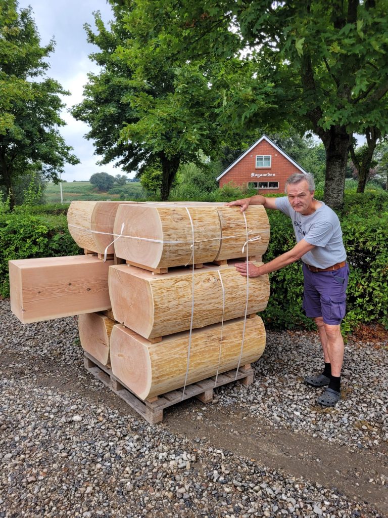 Ovale og firkantsavede plinte i douglas til udstilling på Ordrupgaard